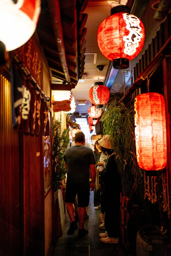 Yutori Voyage - Japon - Camille Blanchet - Ruelle à Tokyo.webp